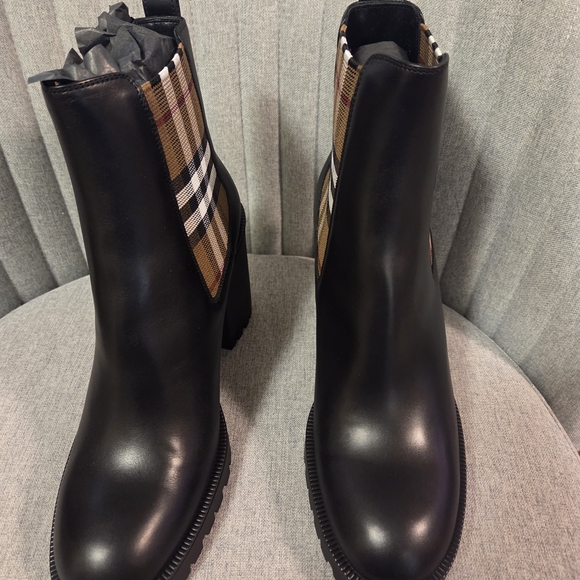 Burberry Black Ankle Boots with Check Pattern - Picture 7 of 12